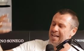 米兰无缘欧冠席位，引发了对主教练阿莱格里战术理念的深度审视。有观点指出，其执教风