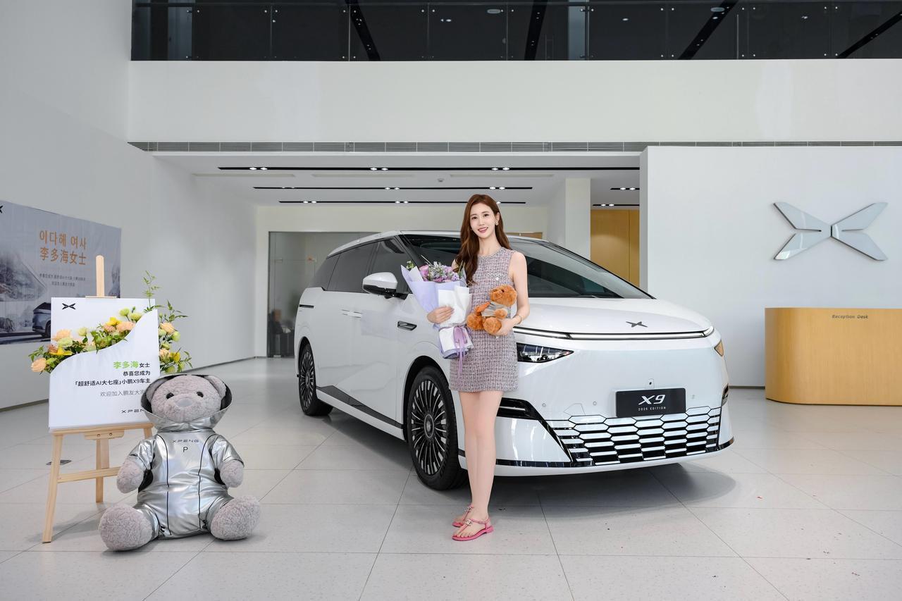 李多海喜提在中国的第一台新车——小鹏X9有一说一，李老师真好看啊[心][心][心