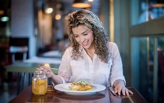 一次性吃太多会导致胰腺自我消化一次性吃太多，尤其是高油高脂、高蛋白的食物，会刺激