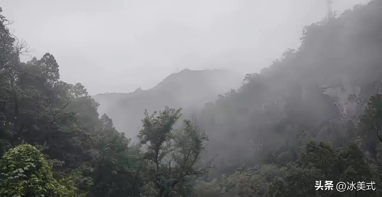6个退休老师去贵州旅游，突遇大雨，便跑到一农户家躲雨，主人家做了9菜1汤，并拿出