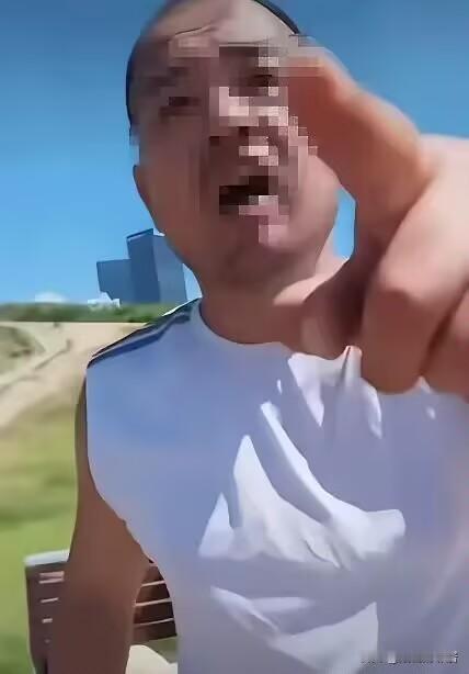 “大哥我求你了，我给你跪下行吗，能放过我吗？”在青岛海之恋公园，一名二十多岁的外