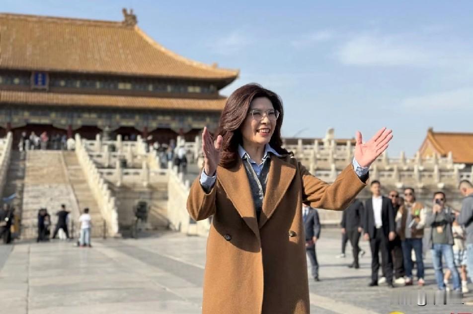 故宫没有清场，郑丽文向游客热情打招呼