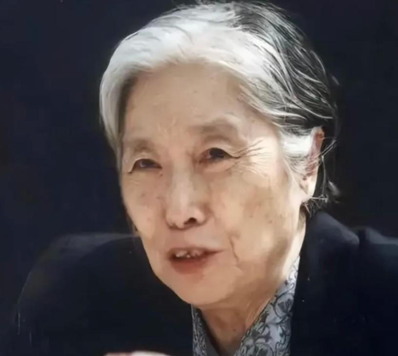 2006年，王光美因病去世。临终前，她突然向女儿刘亭抱拳作揖，虚弱地说：“女儿，