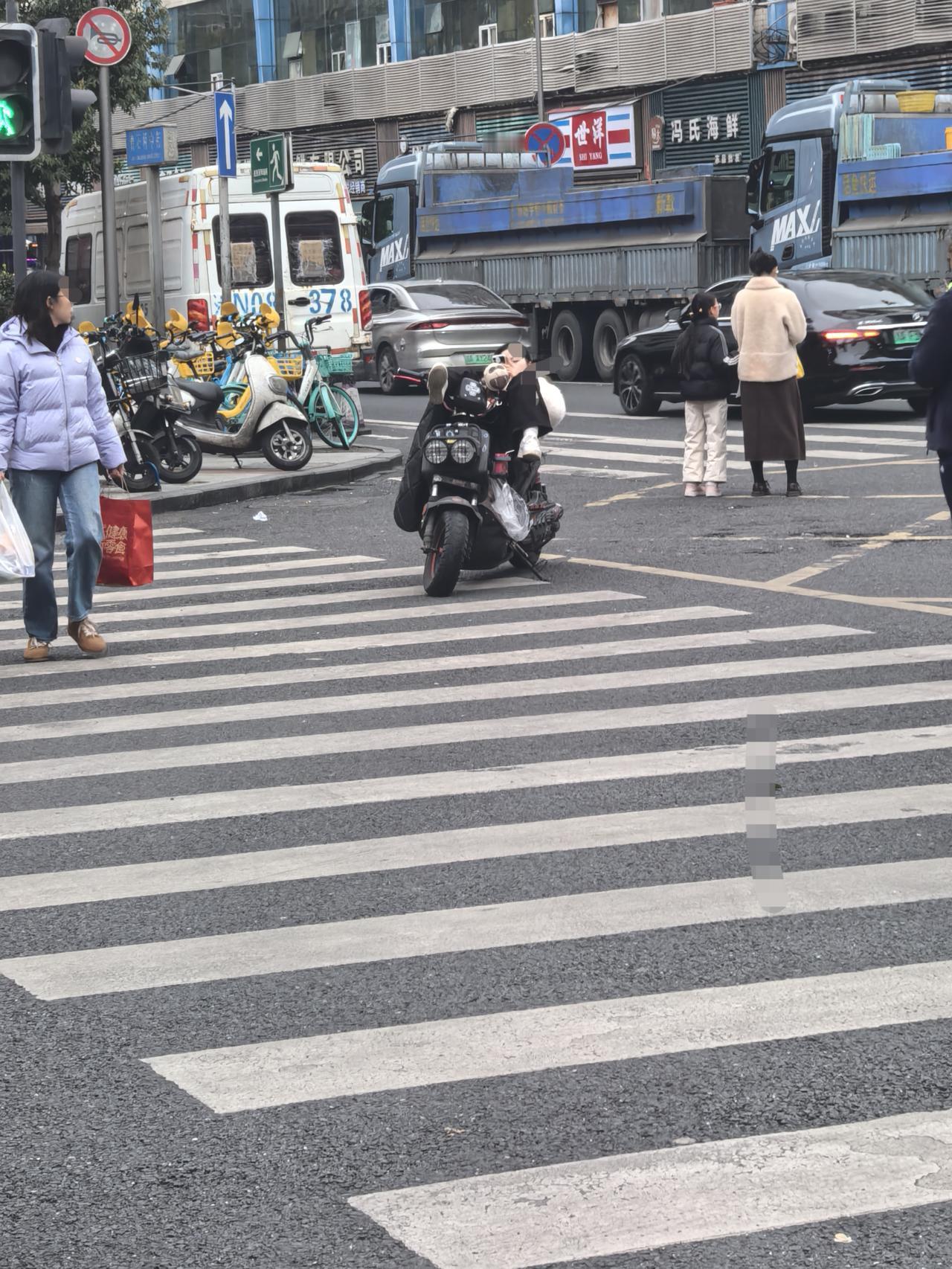 你说成都人神不神？
——春节摄于成都闹市街头。