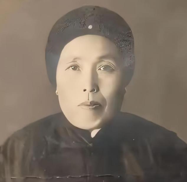 1891年，16岁的张作霖落难乞讨，孙寡妇看中了他，解开衣扣，掏出一块腰牌给他：