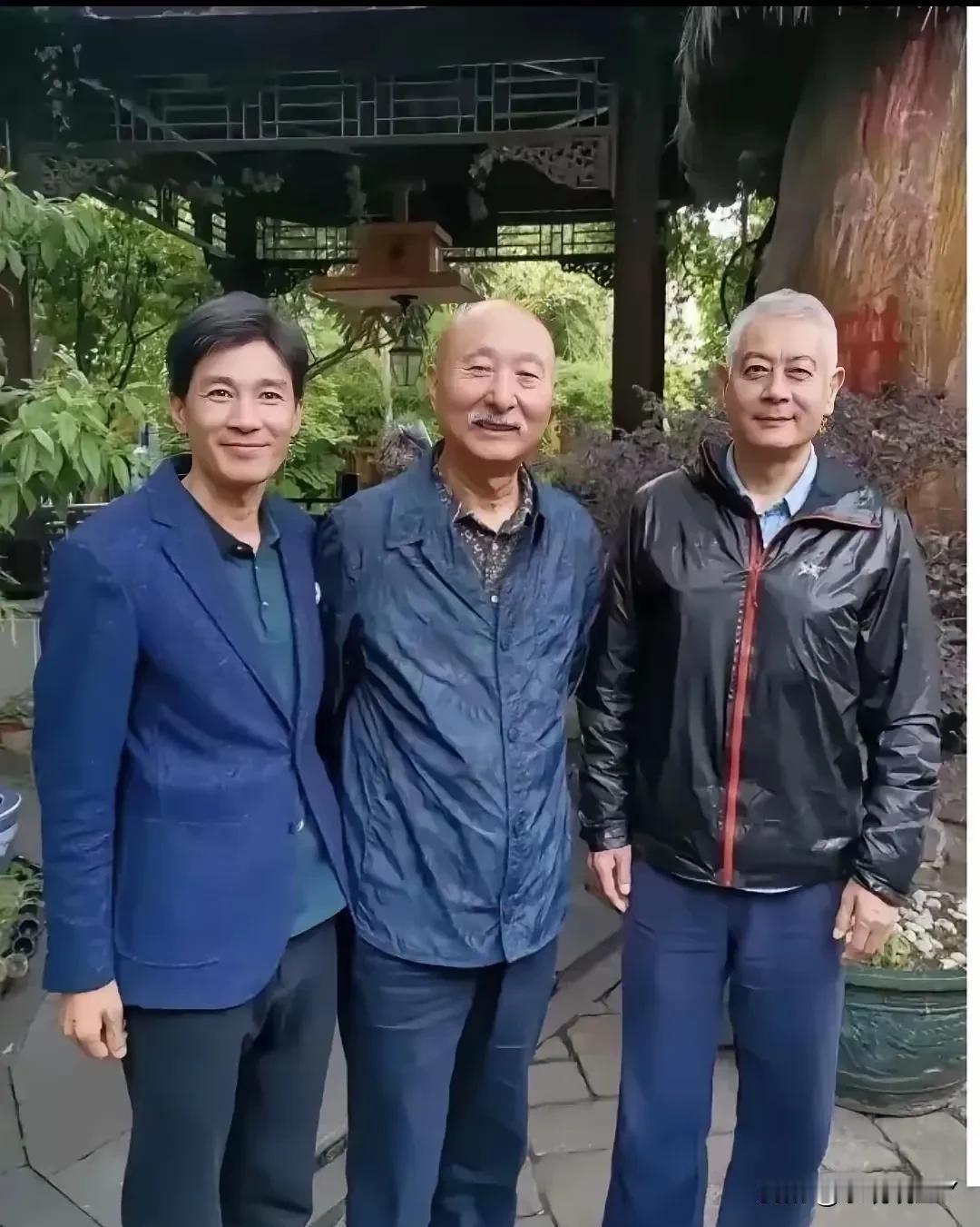 一张摄于苏州的合影，大家看看照片中的这三个老头是谁？我只认出了中间的这个是小品演