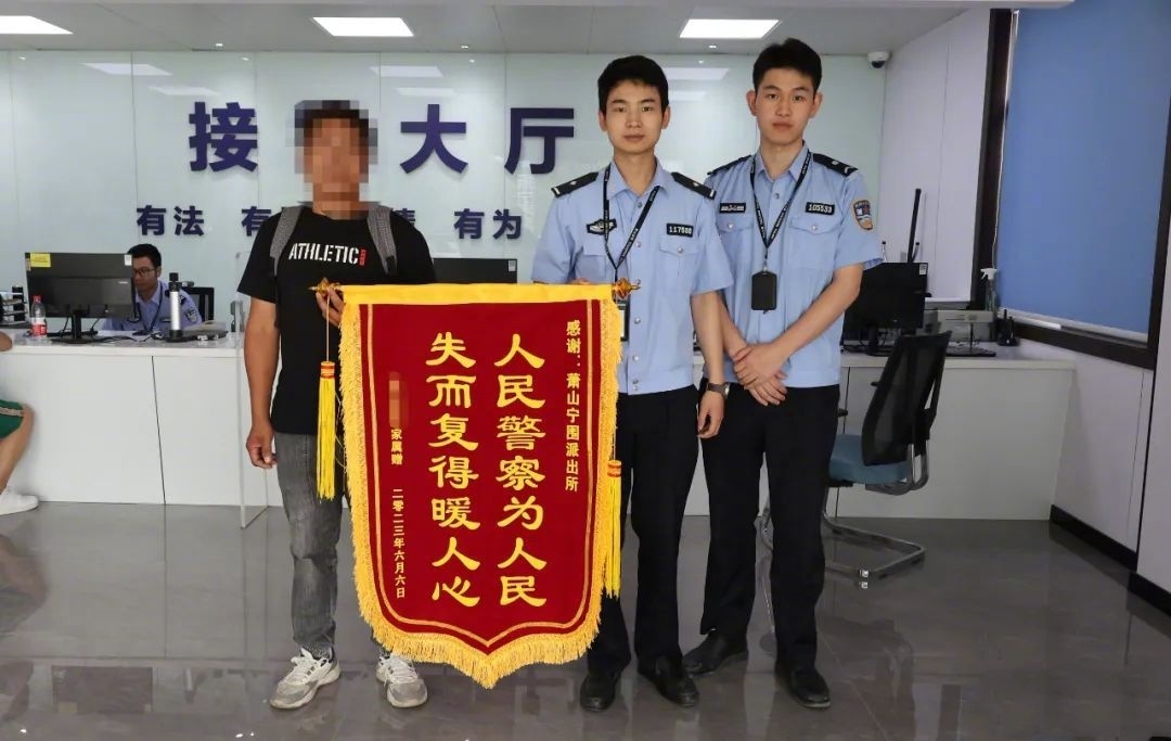 【#男子误入绿化带迷路三天靠喝露水支撑#】6月5日当天上午，赵先生向派出所报警称