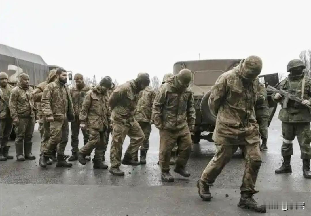 这是红军城乌克兰士兵向俄军投降，据乌克兰士兵讲述，“现在我们已经弹尽粮绝，兵力所