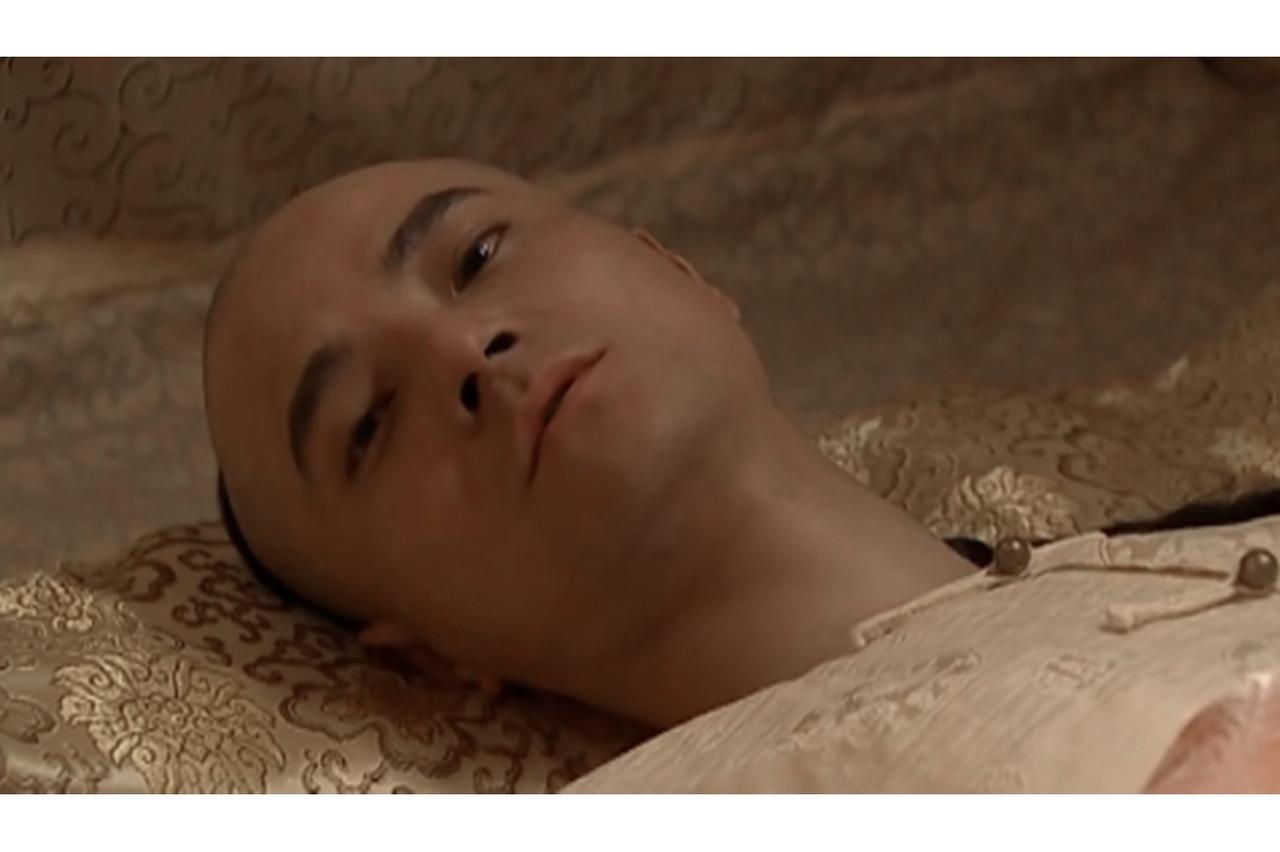 1881 年，光绪在后宫闲逛忽见一宫女姿容秀丽，拉到没人处就临幸。不料，忙活半天