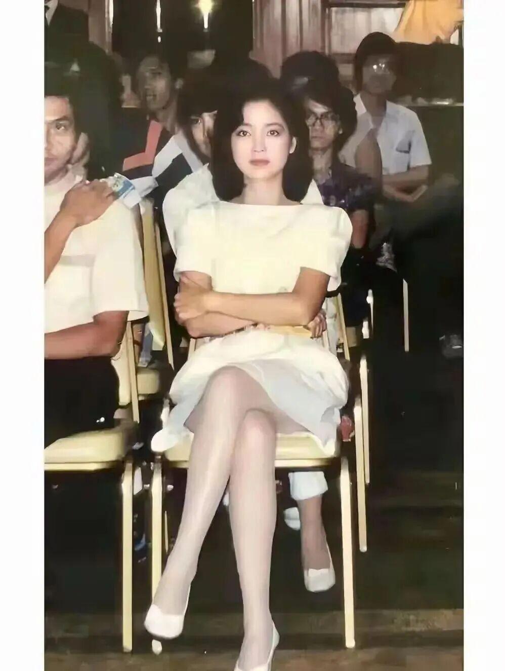 1981年28岁邓丽君，这才是没科技狠活的顶级颜值～