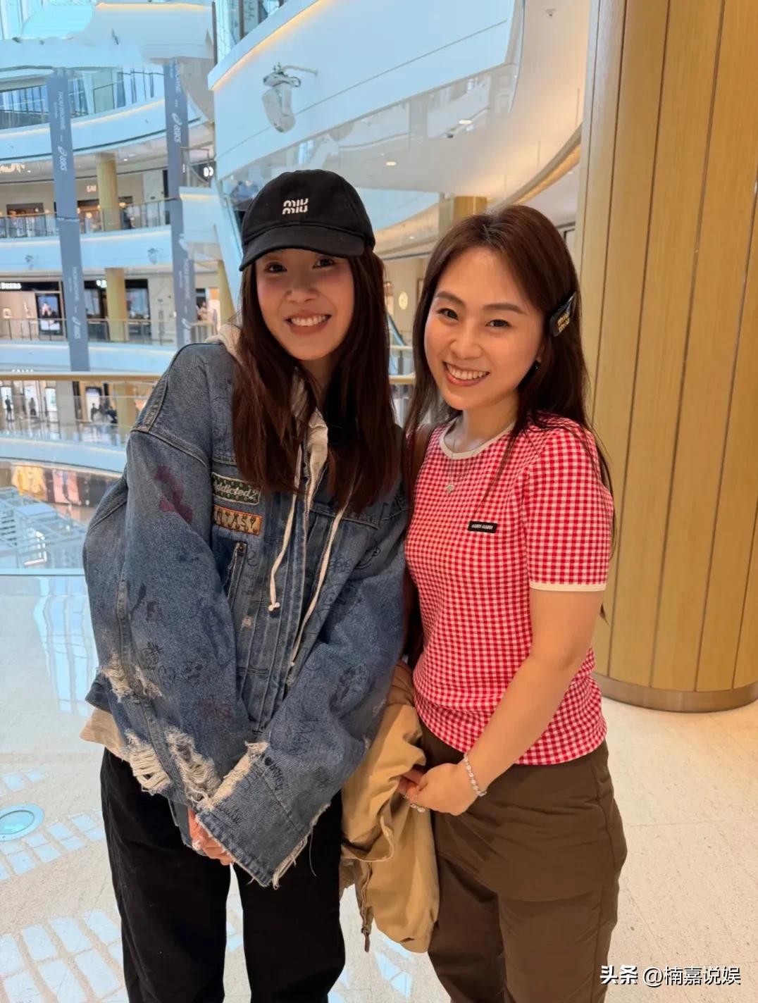 陈赫老婆张子萱在商场逛街被偶遇，果然换了造型好看多了。
在她参加吕燕时装秀双马尾