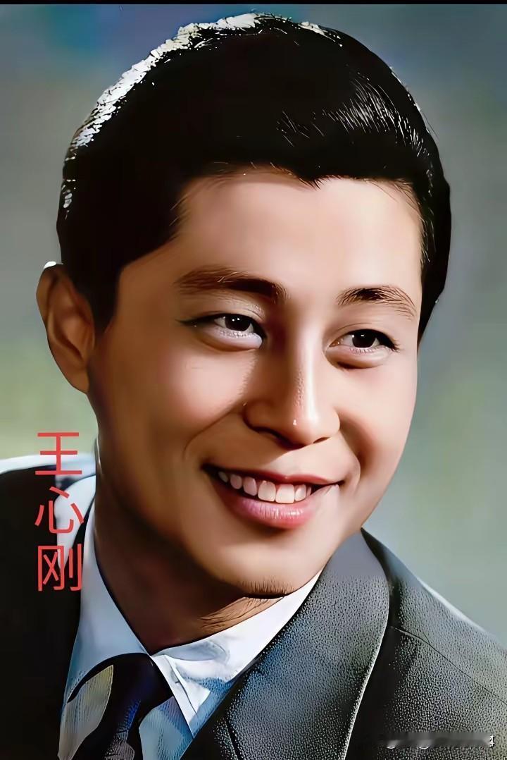 王心刚老师德艺双馨，他不嫌弃原配妻子，对感情专一不朝三暮四，值得敬佩！[赞][赞