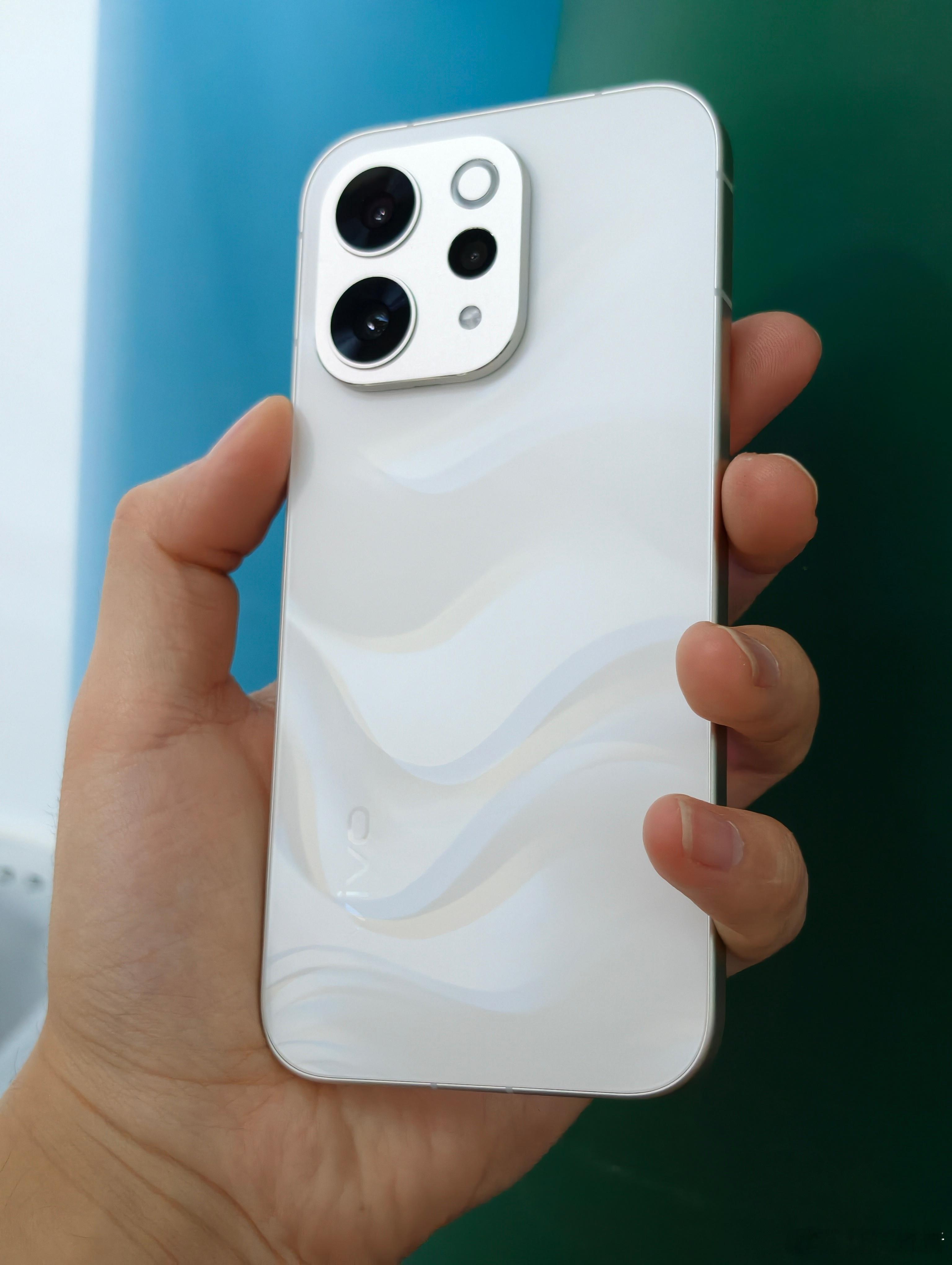 这代的S50标准版改变挺大的，金属中框给了，Deco的造型也有调整，直角边框的手