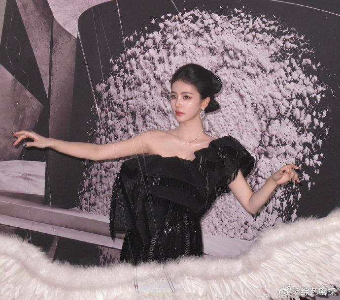 白鹿女王来了 谁懂白鹿这份女王气场！登场瞬间氛围感直接拉满，美得很有分量，时尚表