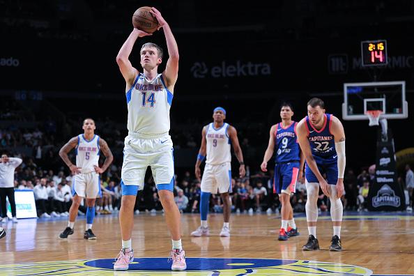 佩顿·桑德福特与俄克拉荷马城雷霆签下一份双向合同。
本赛季，桑德福特代表俄克拉荷