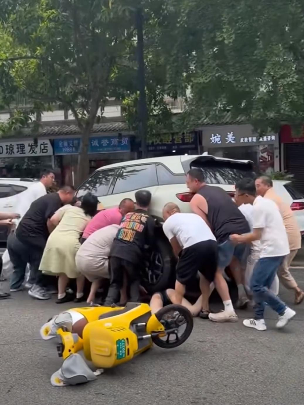暖心一幕！女子被汽车压在车轮下，路人合力抬车救人。
 
街头惊险的一幕让人捏了一