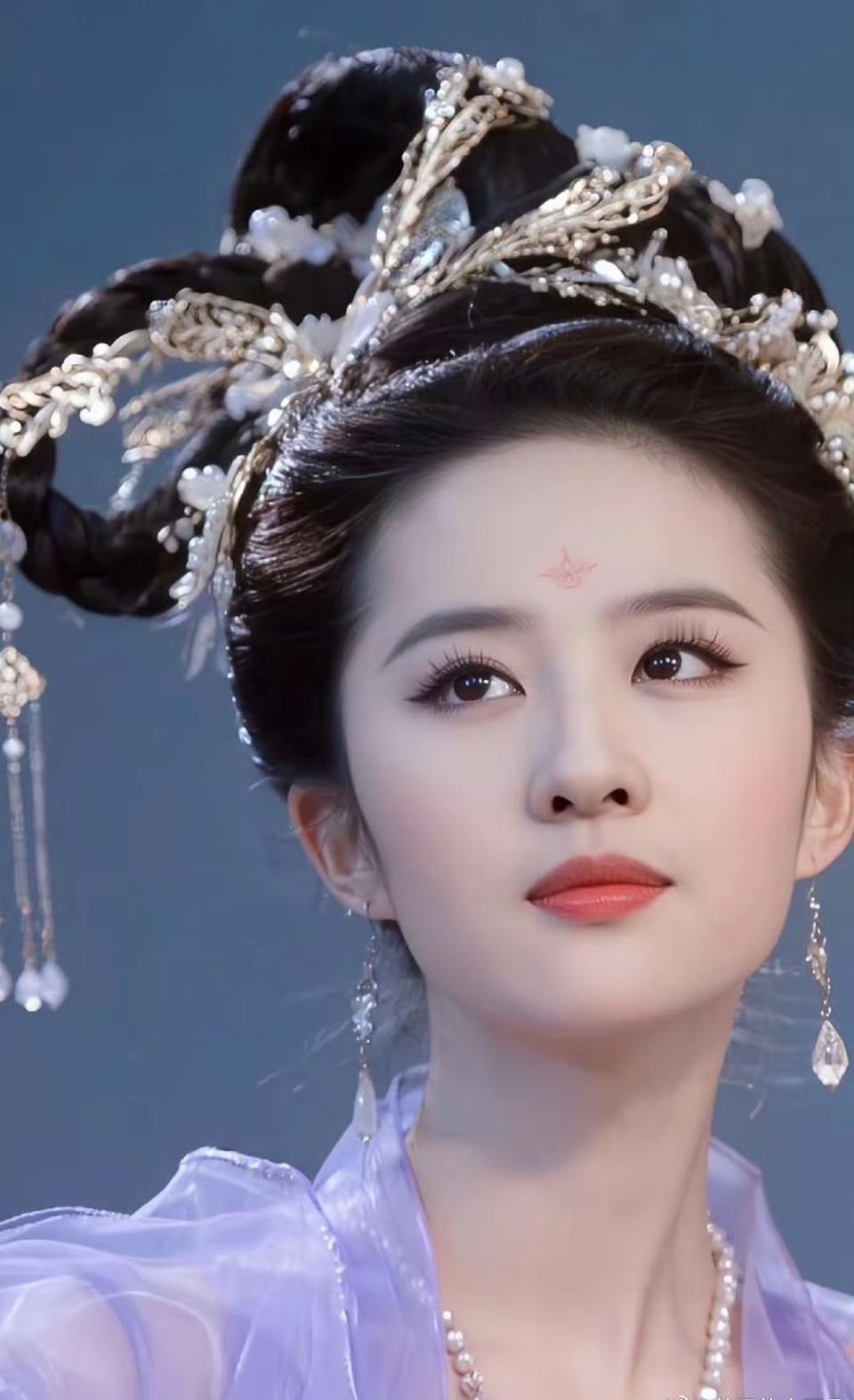 嫦娥仙子集合了！
个个美若天仙，婀娜多姿，仪态万方，
把古装之美展现的淋漓尽致！