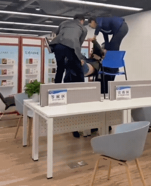 交行回应员工轻生：裁员降薪不实，正与当事人积极沟通处理！
近日，交通银行信用卡中
