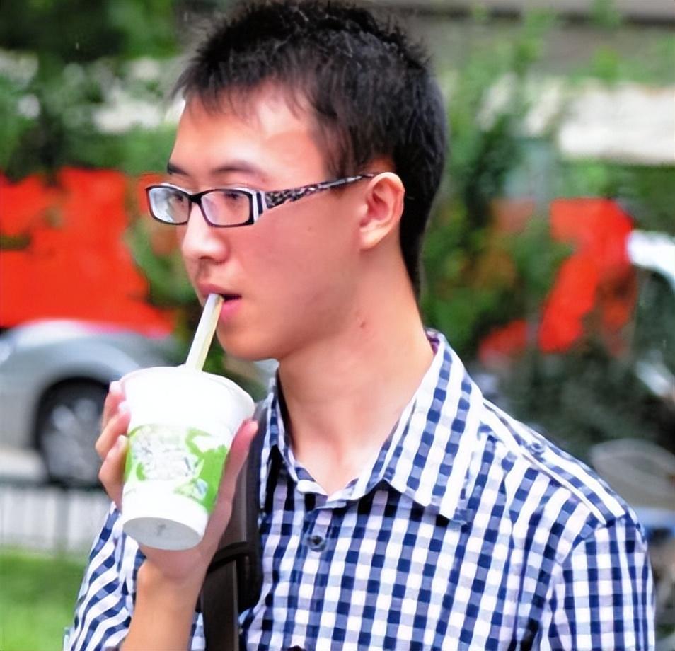 2009年，重庆文科状元何川洋以裸分659分的成绩，考上了北大，谁知高考前他的父