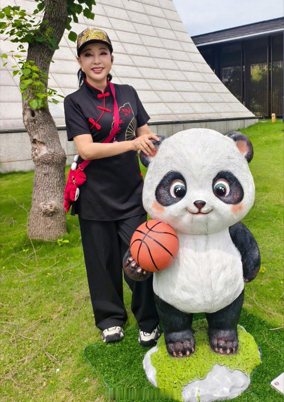 七十五岁的刘晓庆硬是被化妆师化成了五十七岁，是庆姐底子好？还是化妆师手法好？