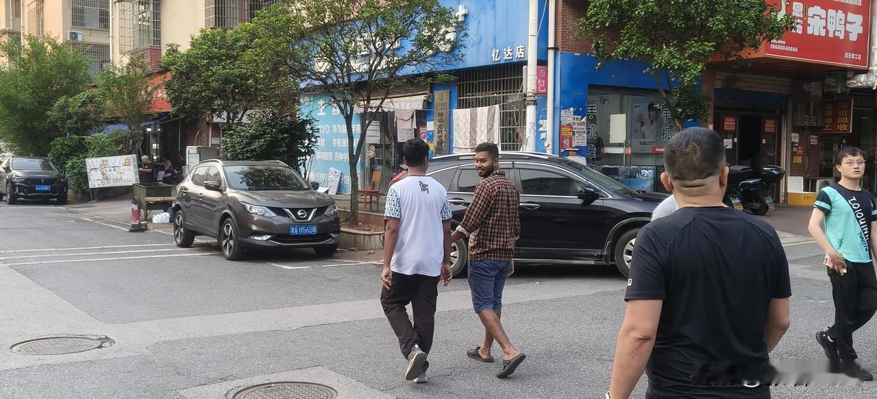 长沙安置房小区，也出现了南亚面孔。不知道是啊三还是老巴。10年前，国内很少看到印