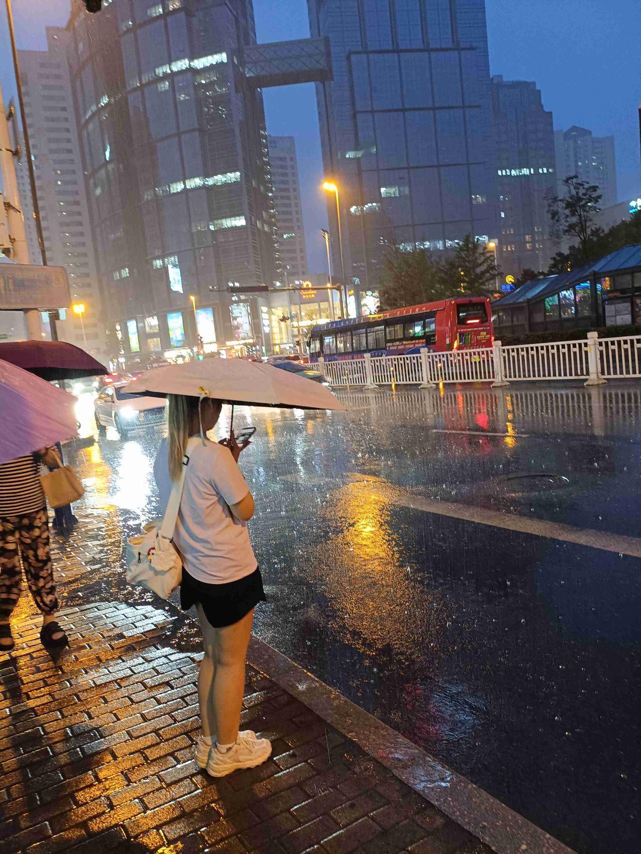 在儿子家吃过晚饭回家，七点多儿子要开车送，我们拒绝了。

    出门后雨还真不
