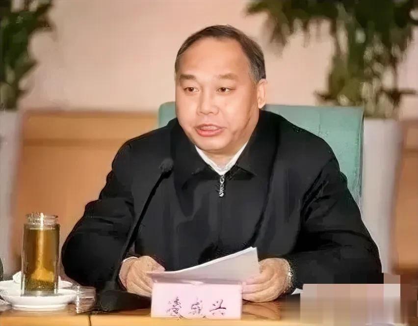 很多人说，这个叫凌成兴的人，是最该被抓起来的贪官，没有之一。原因很简单，多年把持