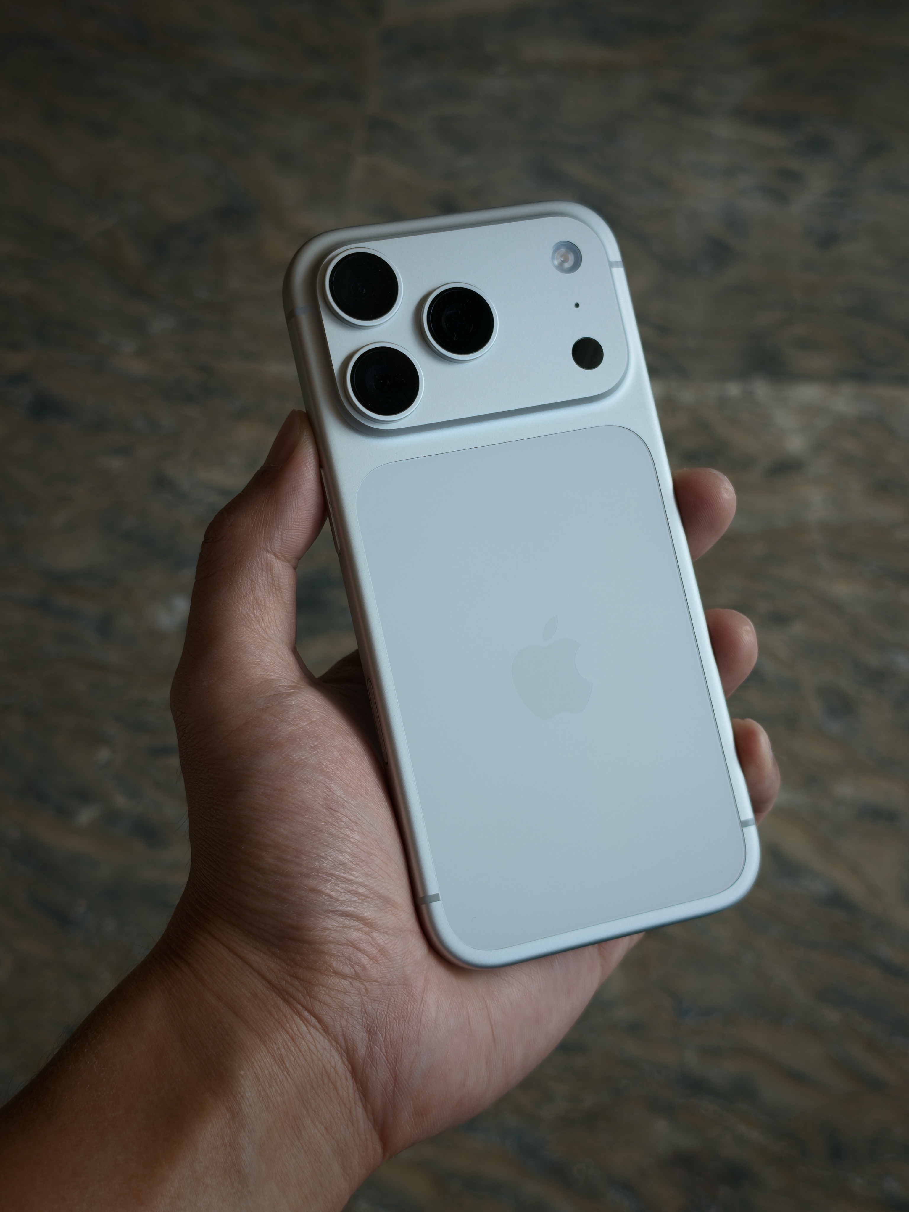 最近看到好多博主说iPhone Air用着很舒服，只能人和人的使用需求确实不同，