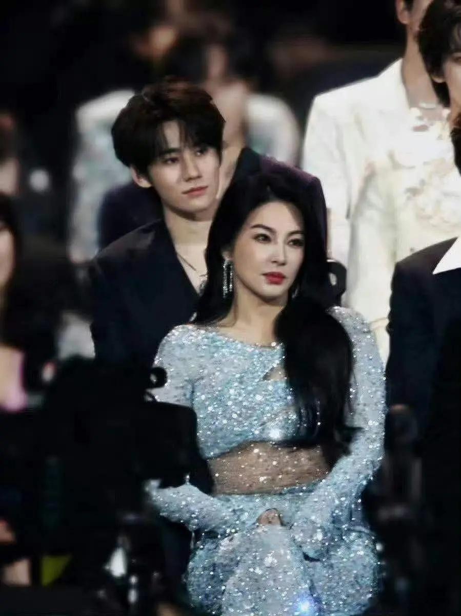 现在热搜的豪门姐弟成这种的啦 ​​​