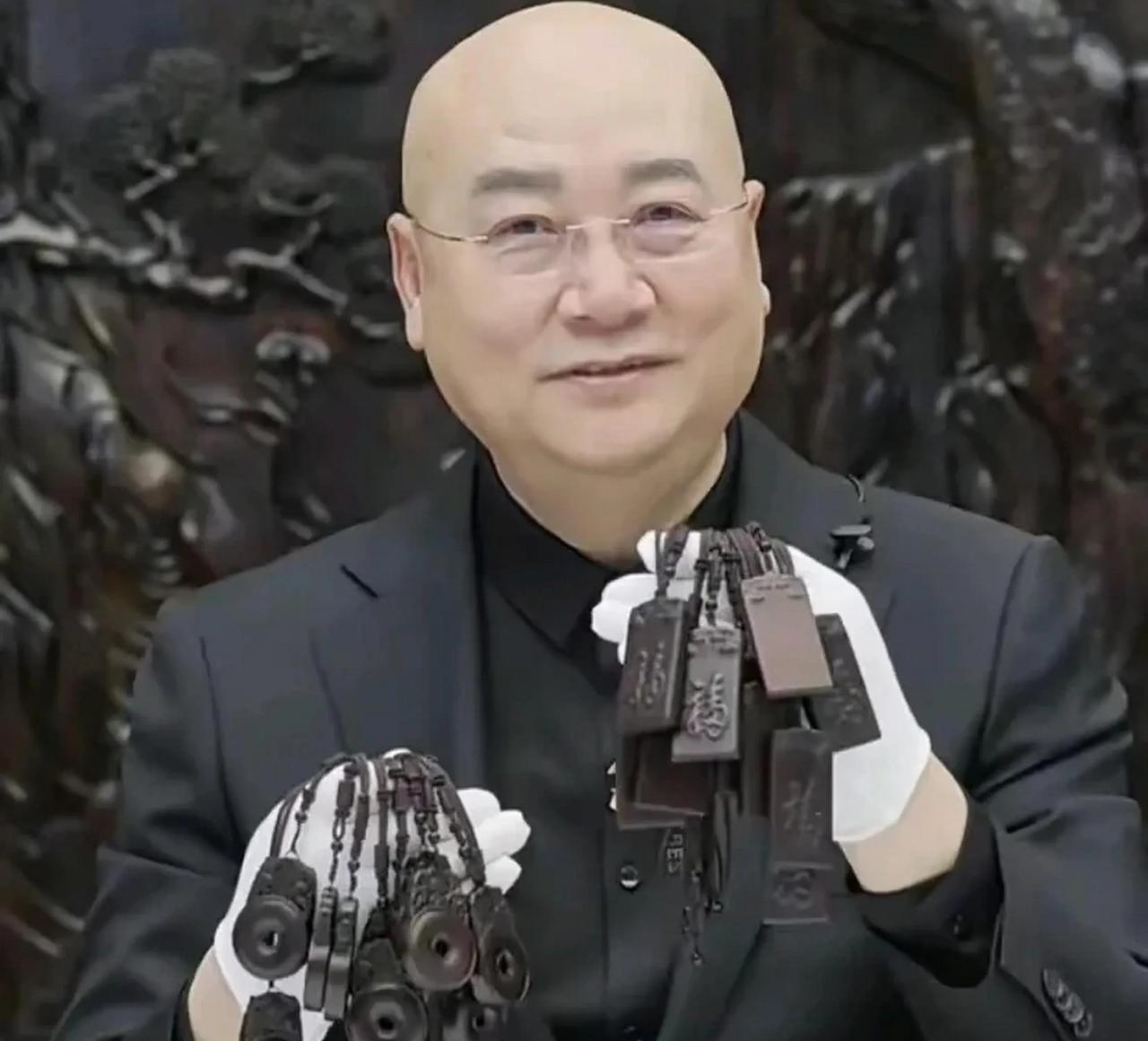 迟重瑞当年与女富商陈丽华步入豪门，曾引以为傲。然而晚年他却现身直播间卖货，还传出