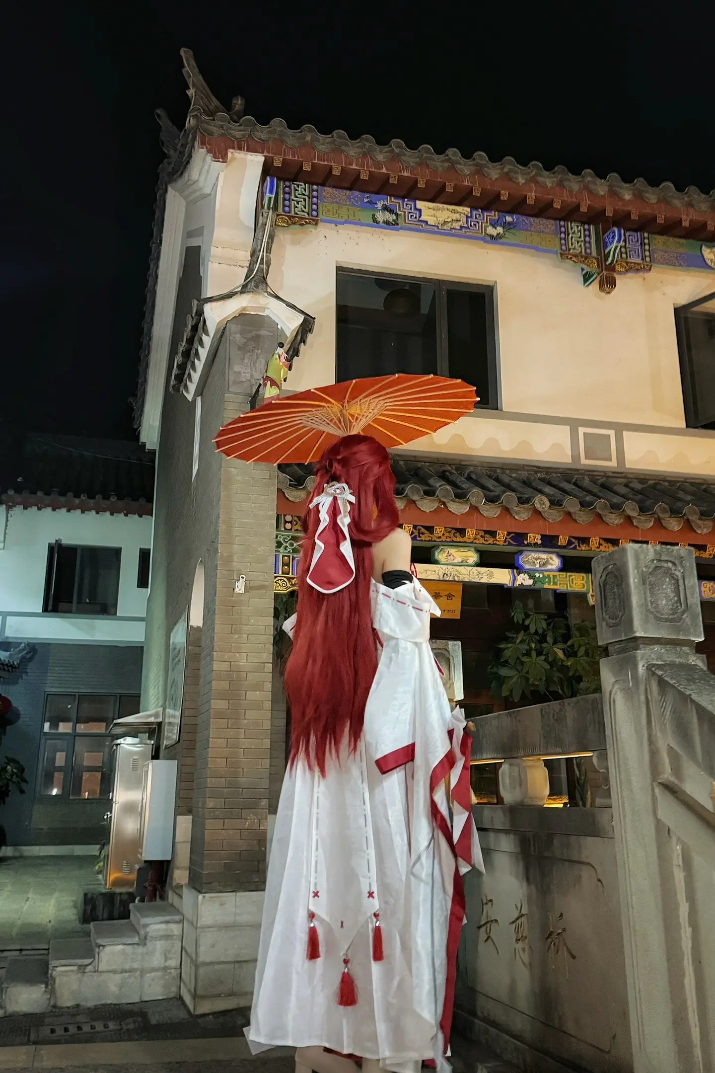 其实就算没那么喜欢她，也可以带她离开啊，她也挺漂亮的不是么？带她去韩国，在那颗不存在的海棠花树下跟她相互喂冰淇淋，吃完想带她去哪里就带她去哪里，反正她喜欢你，你要怎样她都愿意
