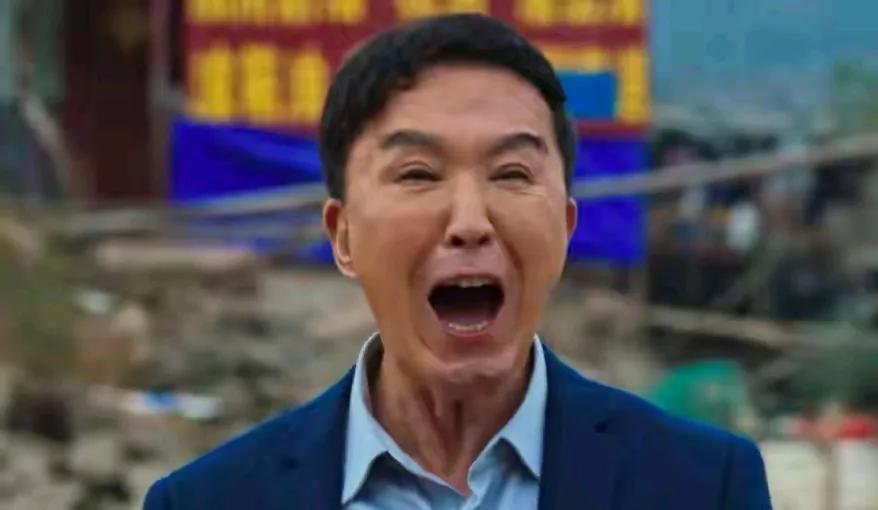 吴刚通过《人民的名义》李达康这个角色一下子火了，火了之后就整容了，现在呈现在观众