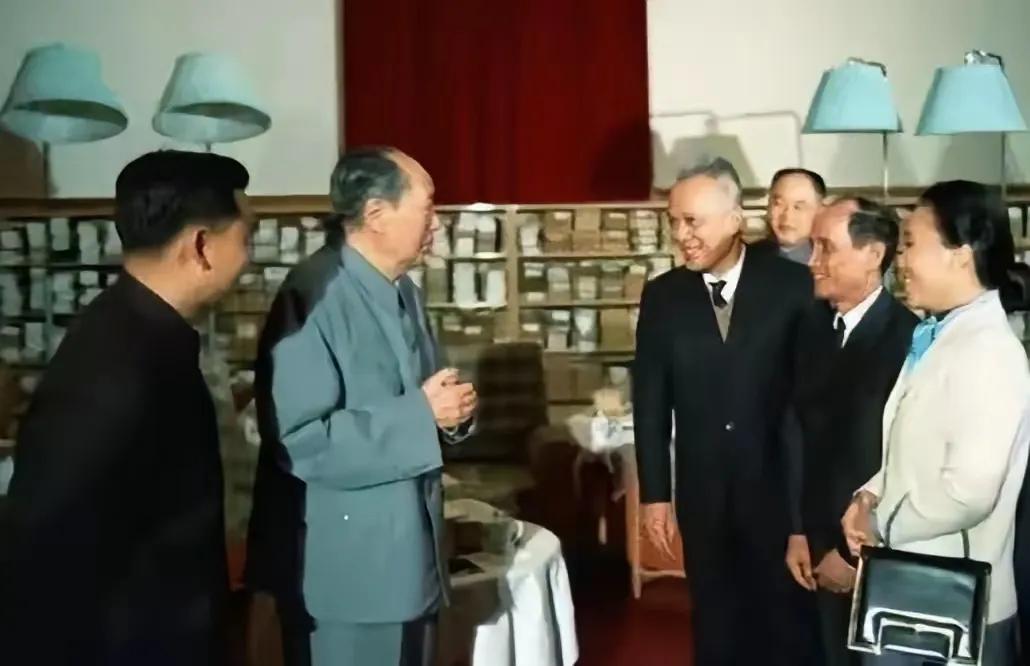 【千秋伟业照山河：铭记毛主席的历史丰碑与精神光芒】在中华民族波澜壮阔的百年征程中