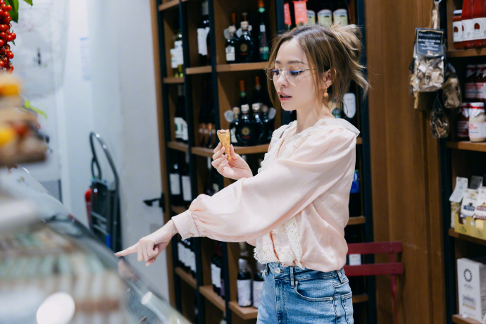 张靓颖在法国拍摄的照片展现新形象，戴上眼镜端庄文静，令人惊艳。无论走何种路线，只