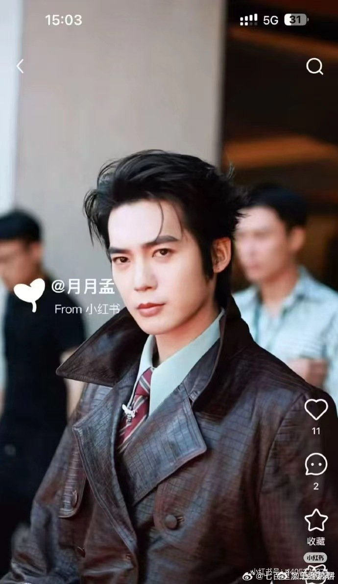 于适又来卷美拉德穿搭了 于适把美拉德穿搭玩出新高度！时尚文化大赏的皮衣造型，板板