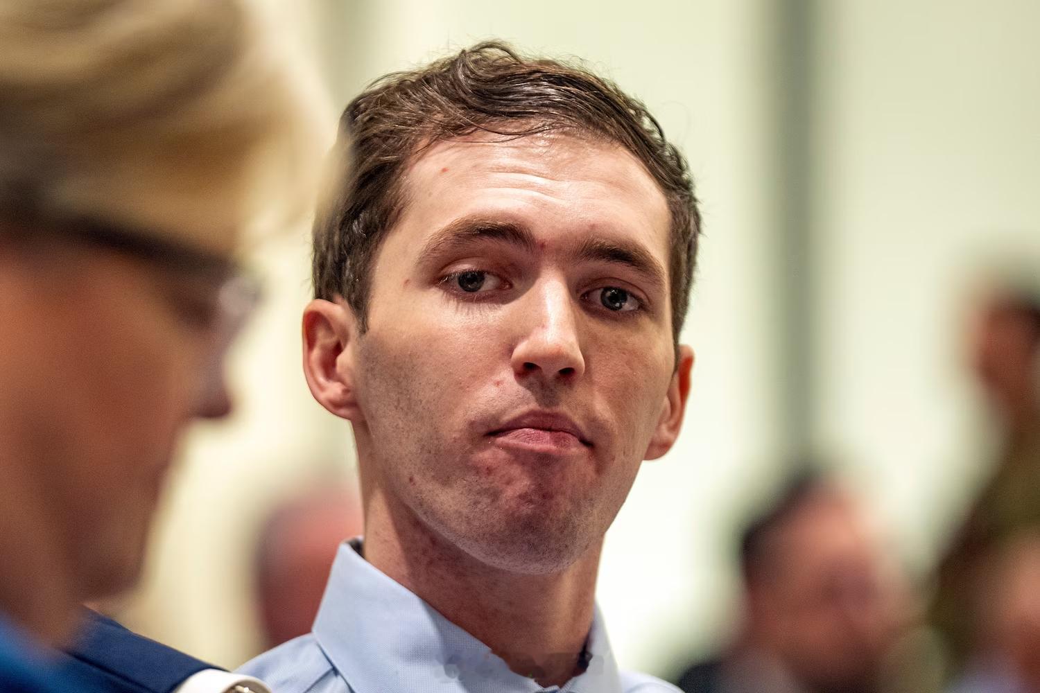 这篇ABC News报道介绍了保守派活动人士 Charlie Kirk 枪击案的