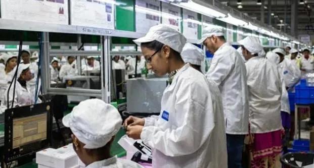 此前，有人说富士康宣布“5天8小时工作制”，是因为被查后敢怒不敢言，才假借遵守《