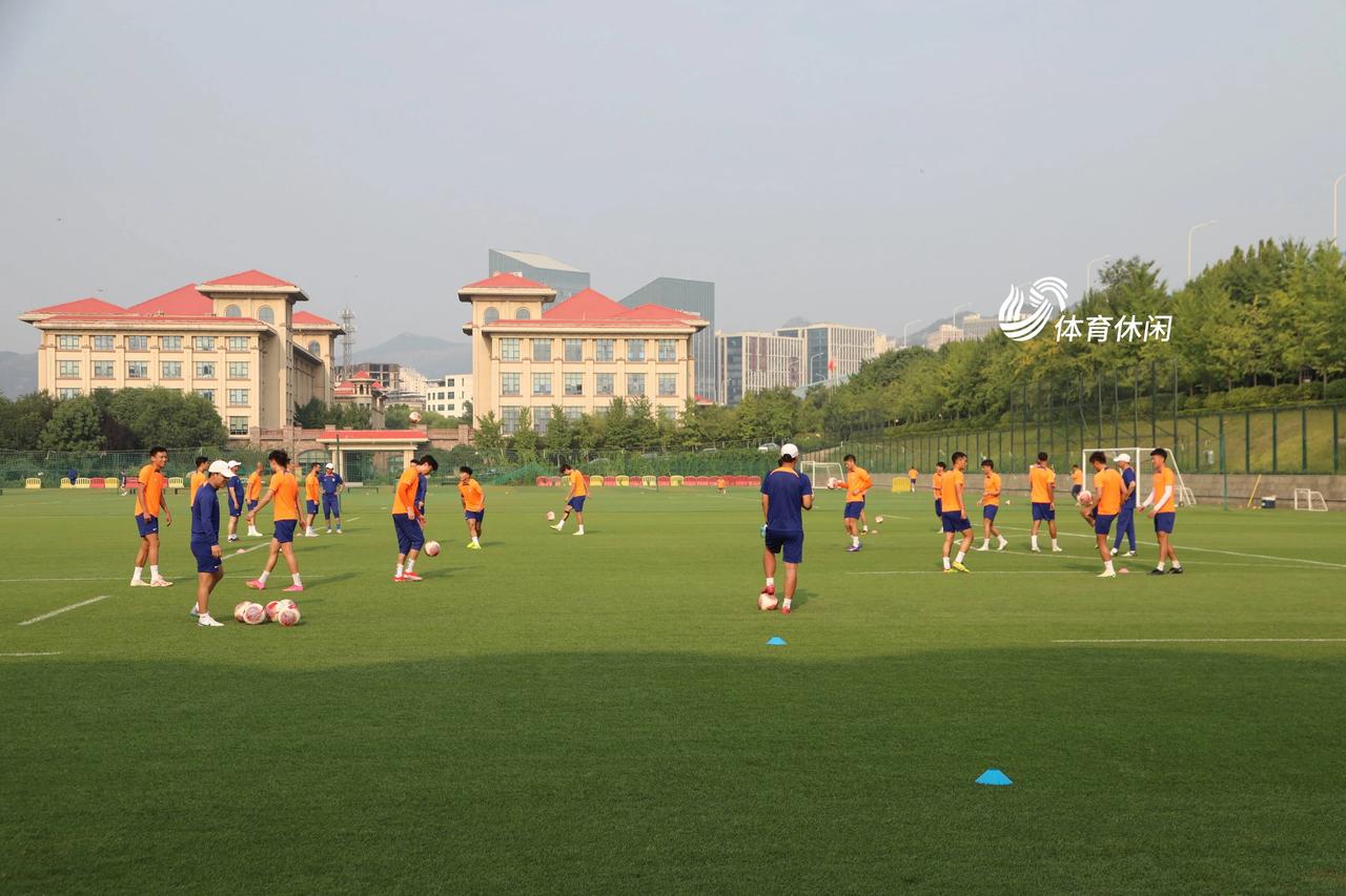 今天下午，泰山队共22人参加了赛前训练，外援仅有瓦科一人参与合练，门将孙启航现身