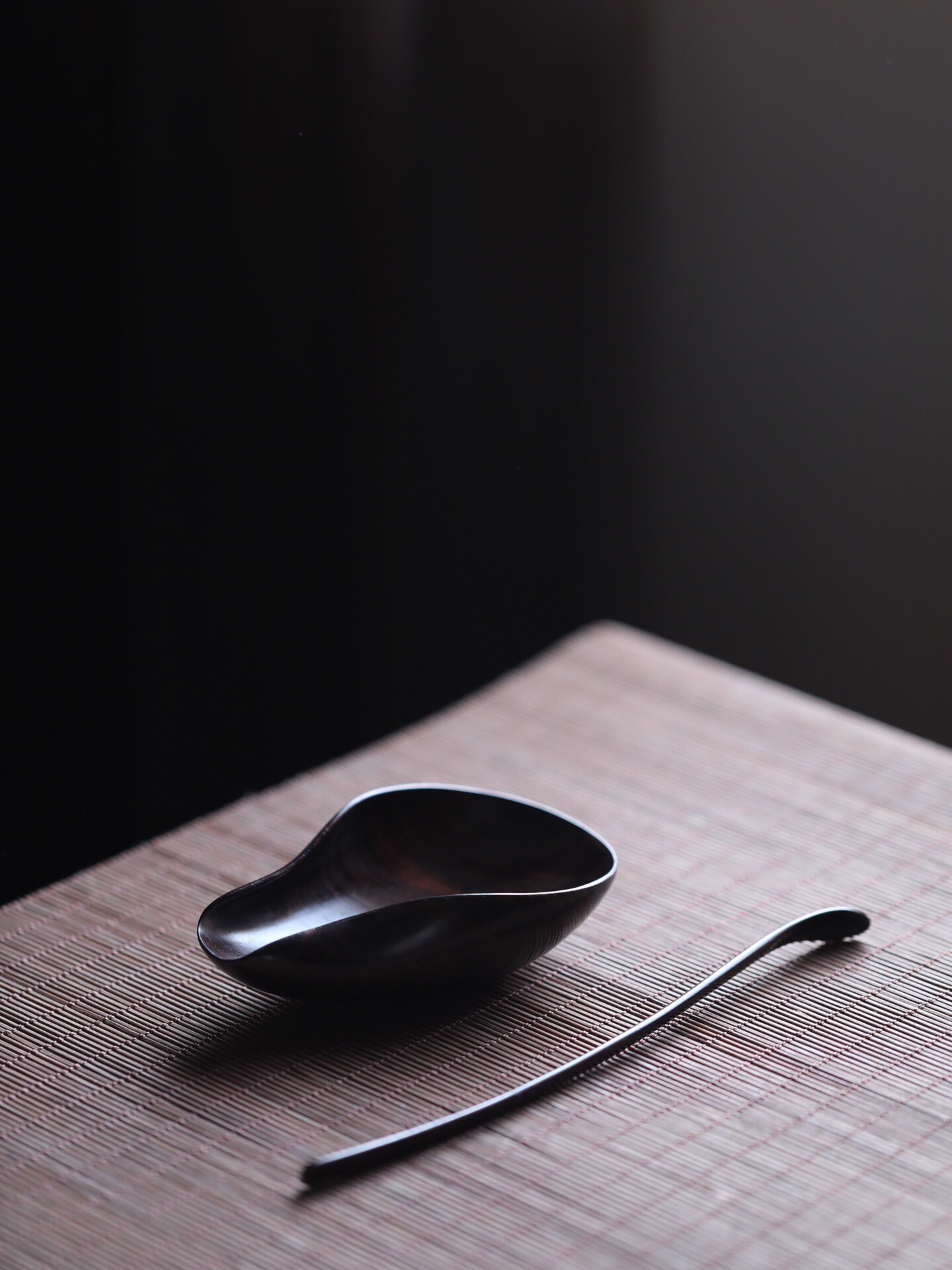 『荷合』茶则取材老料酸枝，手感温润；一木车制，荷花瓣形又似瓢，束口设计，既好拿又