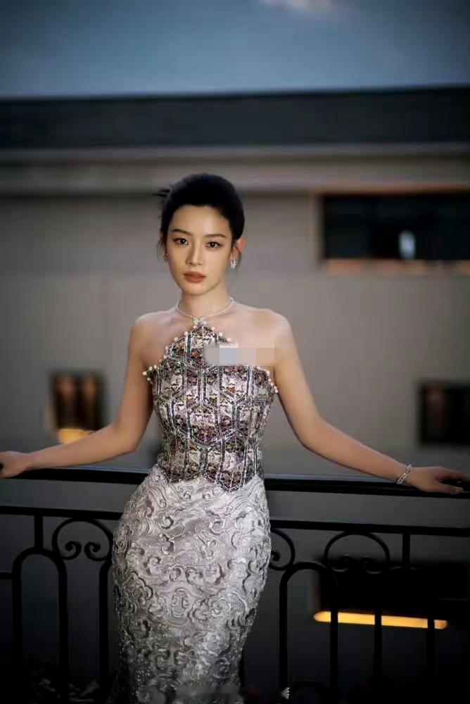 致陈丽君：一半封神，一半出戏，你已经赢在了敢闯
 
丽君，看完《镖人》，很多人对