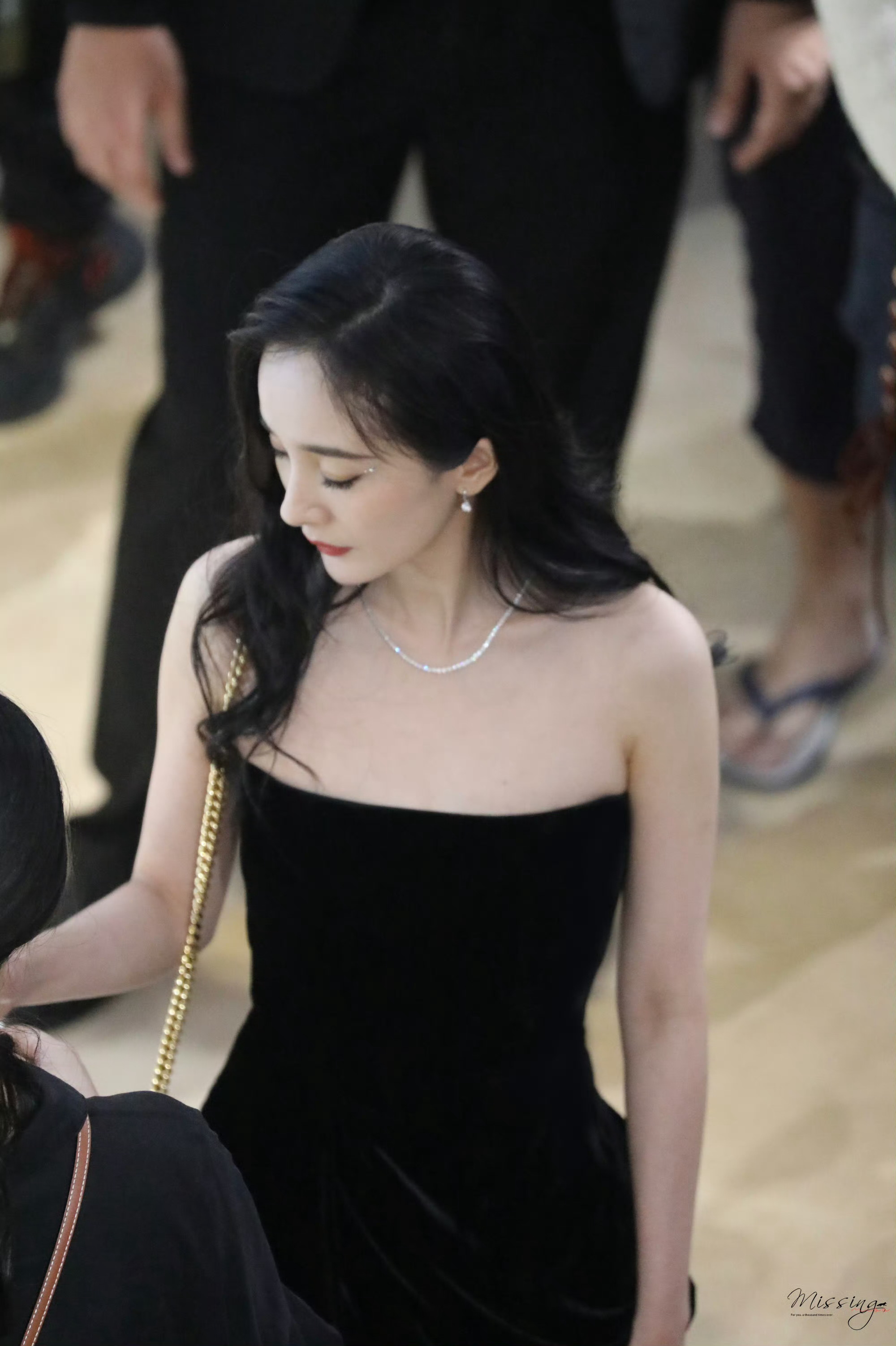 杨幂 🦊杨幂回签SW回签SW，不得不来这组图啦。“你不经意的一个回眸，微笑，语