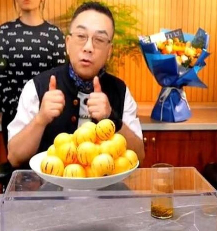 杨议在直播间里，当所有人的面给于谦拨电话。

说实话，真替他捏了把汗。

因为他