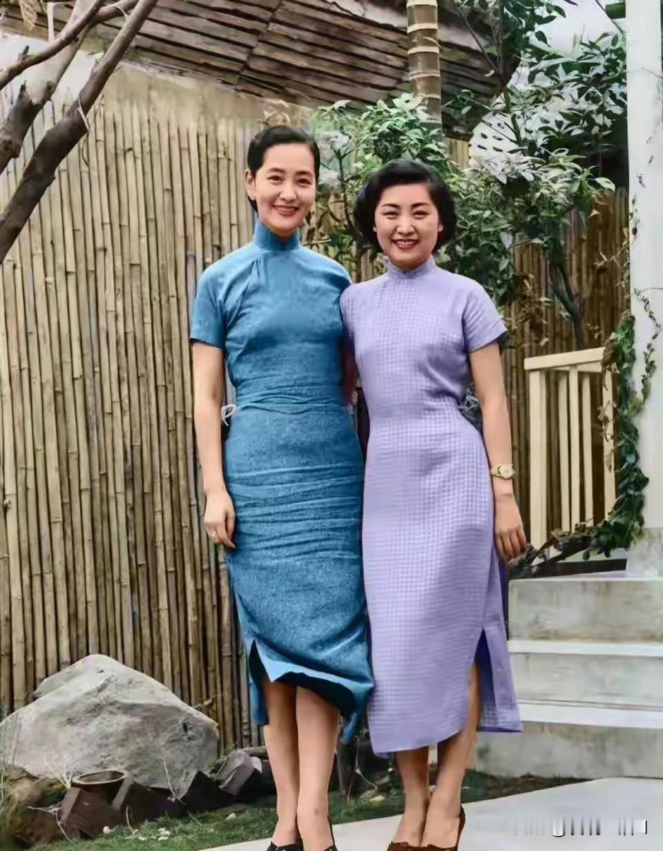 右边那个笑起来甜甜的、丰腴的女子是京剧名伶顾正秋，曾让“太子”蒋经国一度魂牵梦绕