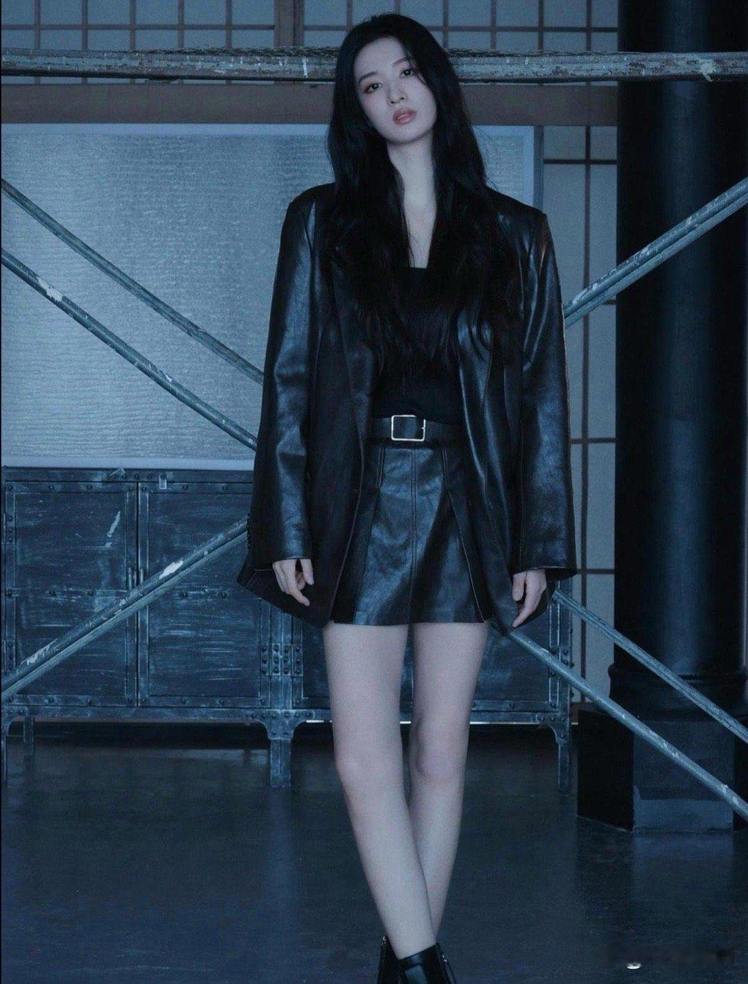 王楚然宛如一朵冷艳玫瑰，身着皮裙亮相，笔直修长的美腿在裙间若隐若现 ，周身散发着