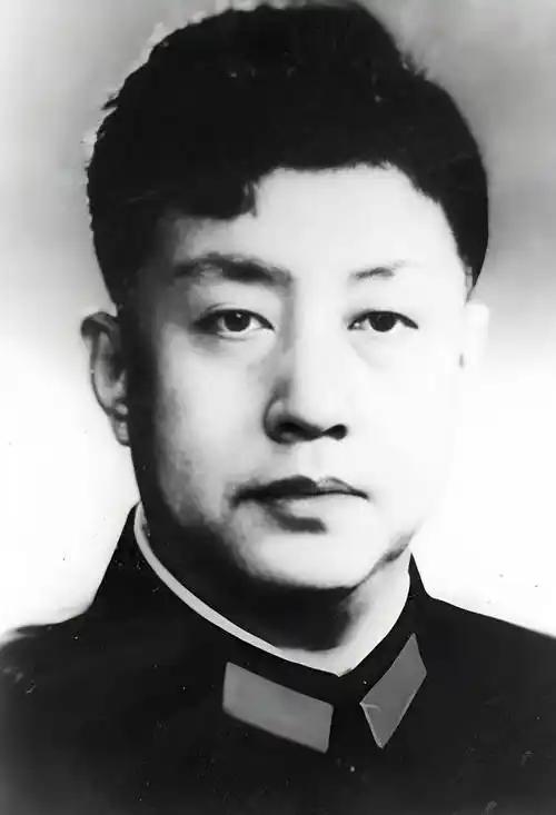 1955年授衔，一个手握十万兵团的司令员却一颗星没有，终生未娶，新疆人至今都叫他