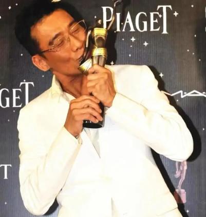香港为何总对内陆人有偏见？影帝梁家辉曾经道出真相：香港人其实挺可悲的，被英国人统