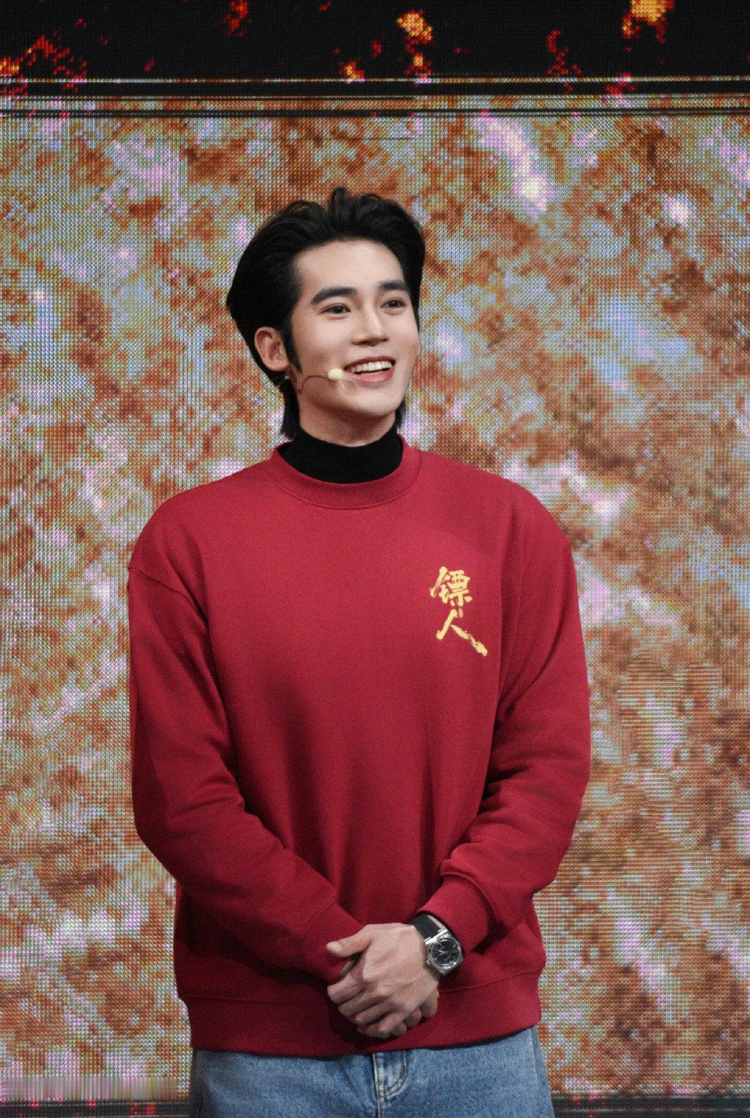 于适外面baby里面daddy于适红红火火太周正了 谁懂于适这波造型暴击！红卫衣