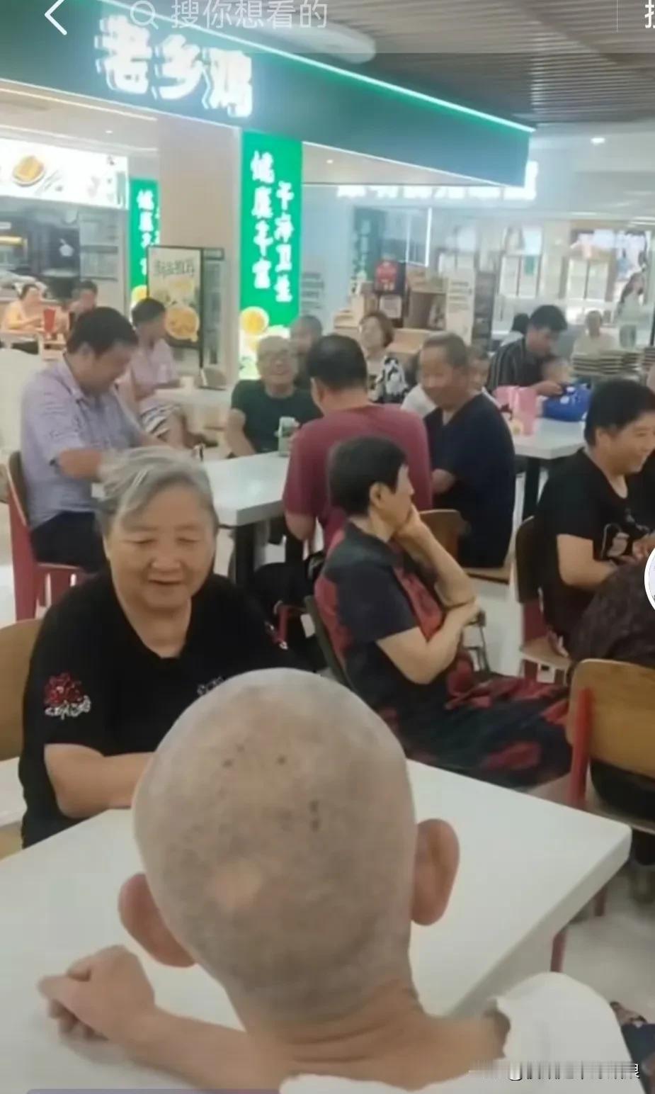 老娘说我们那个摩尔城负一楼店面外的桌椅休闲区，一整个夏天都被老人们霸占了，成了免