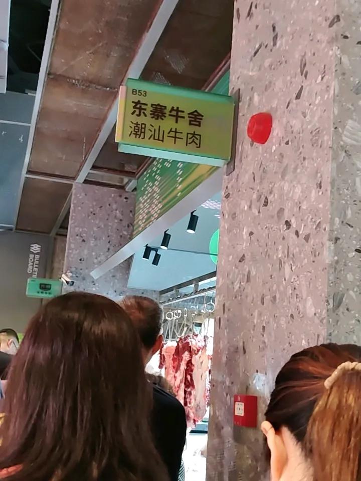 那么偌大的市场，那么多卖肉的。就这家最火。我不到九点来，前面已经二十多个排队的了
