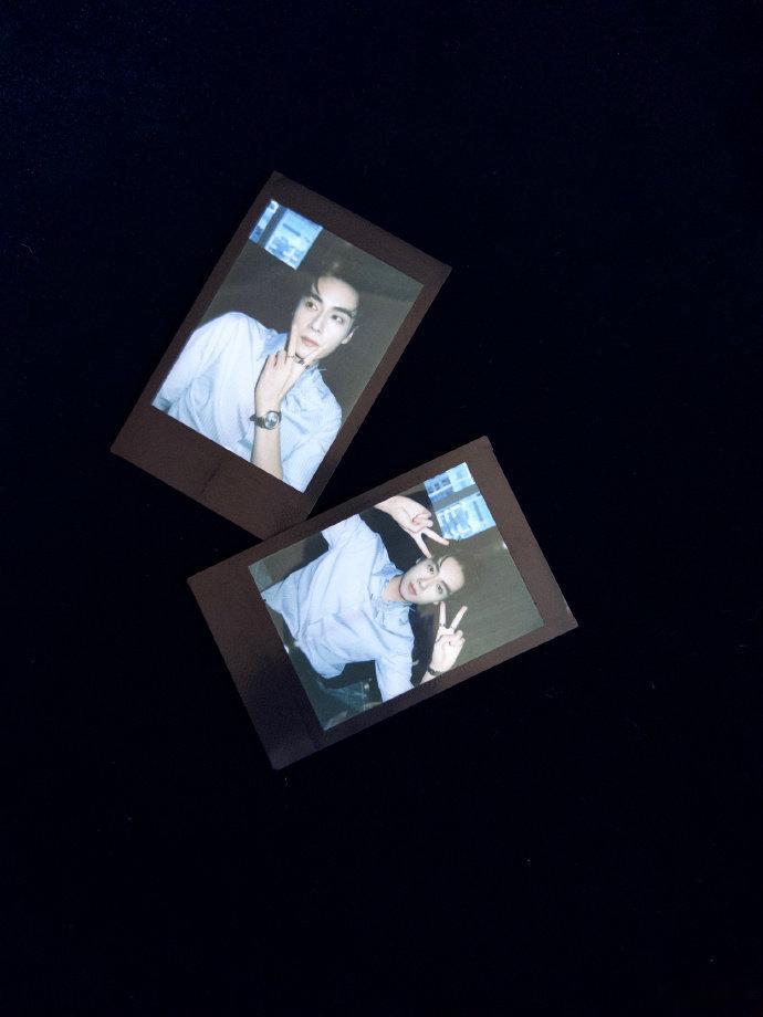 胡一天又发朋友圈了胡一天比耶拍立得胡一天又发朋友圈了，比耶拍立得好帅！！ ​ ​